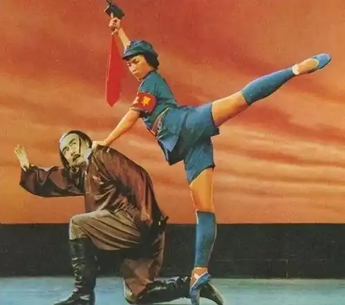 洪子诚批评了样板戏的女主角没有男女之情,走向了面具化与脸谱化