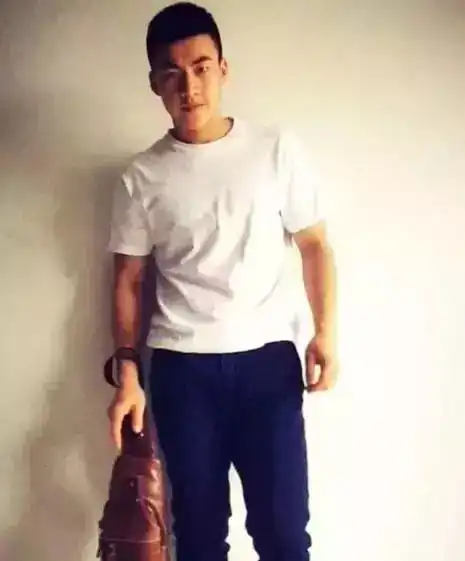 这位6块腹肌的消防员火了,果然帅哥都上交给国家了