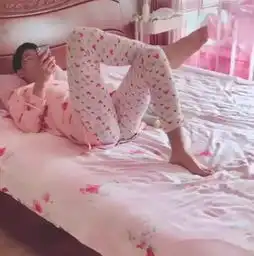 机智爸爸哄娃睡觉,看着爸爸的造型,网友给男同志们借鉴了