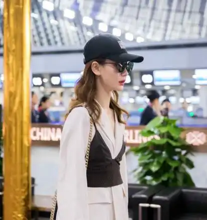 戚薇怪不得被称爷,同样都是穿西装,她总能搞出点新花样