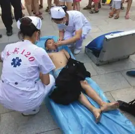 男孩下江游泳溺水被警察救起救起时口吐白沫