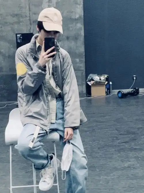 元气男孩严浩翔上线,绿色外套青春有活力,造型充满少年气息