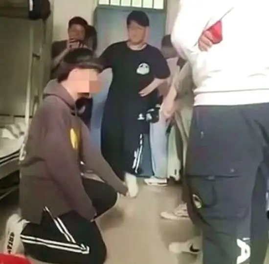 男学生被侮辱之后还得向打人者道歉别让曝光走在学校通报前边