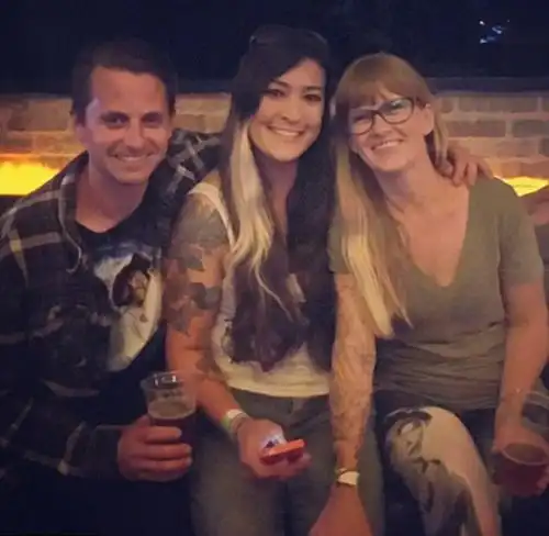 两女一男组家庭,感情平等生活幸福,网友我承认我羡慕了