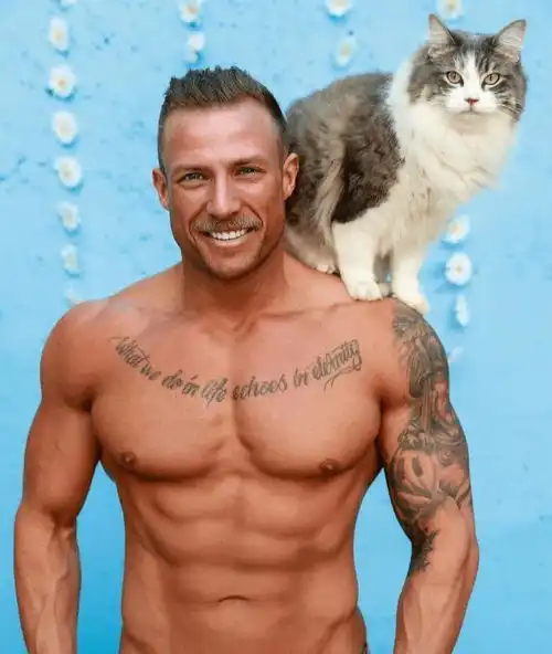 澳大利亚猛男消防员为慈善义卖,公开赤裸大秀肌肉,引众人赞赏