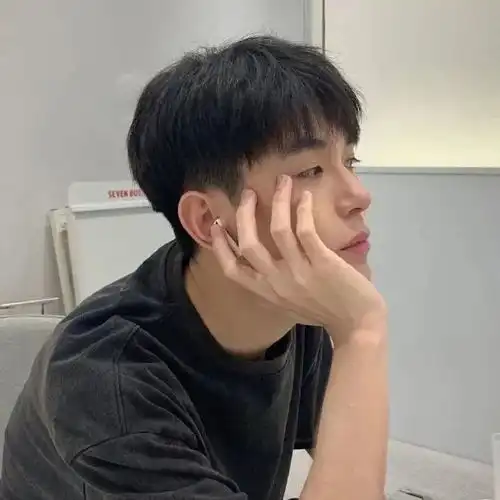 男生头像人们总是兴高采烈的去奔赴一场未知的悲剧