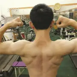男生曾是拄拐少年毕业时成肌肉小哥