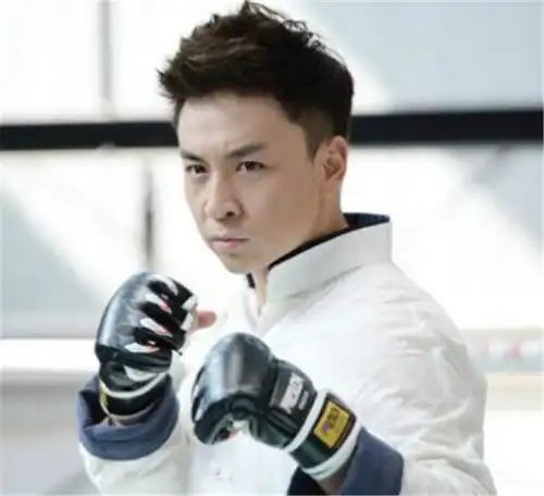 真正的武打小子,童星出道,靠卖萌出名,今30岁背景不输成龙