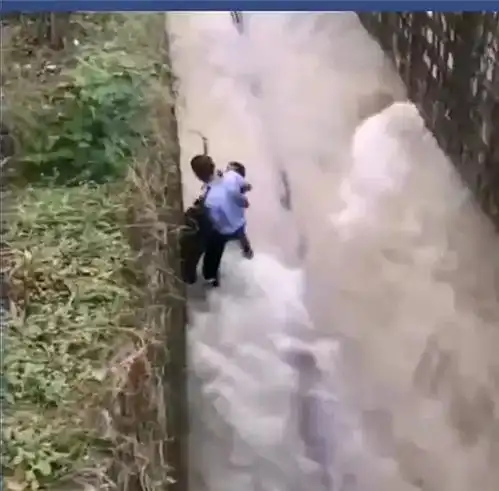 男童不慎掉入河中,千钧一发之际,民警跳进急流救人