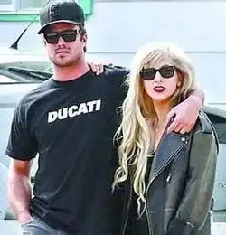 gaga男友无名指戴戒指二人疑已秘密结婚