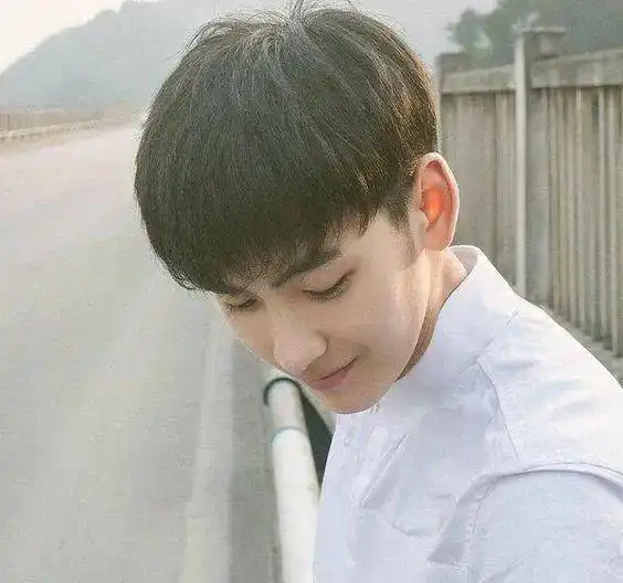 1825岁男生刘海发型,剪完焕然一新的帅