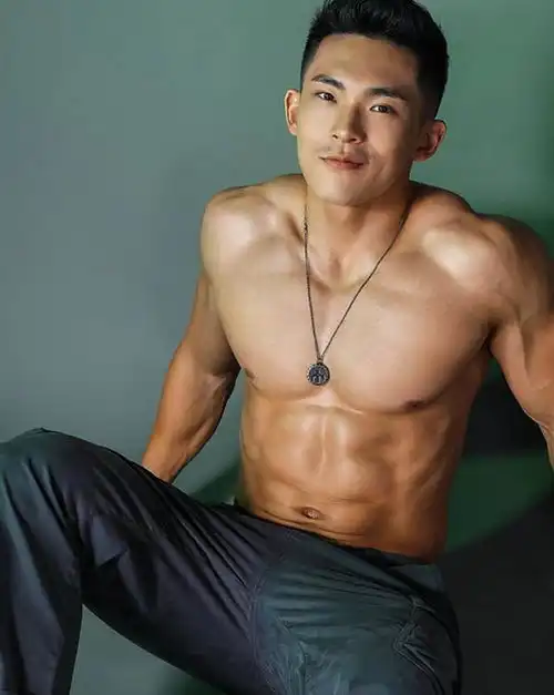 29岁河南郑州肌肉直男,大雪天狂秀胸大肌,穿内裤上电视秀厨艺