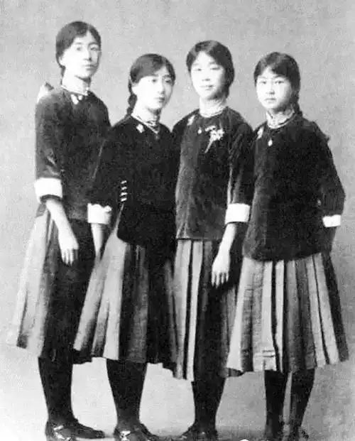 民国新潮文艺校服