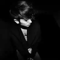 找一张qq男生头像黑白色的脸是侧面的很忧郁的那种找的到发给我谢谢了