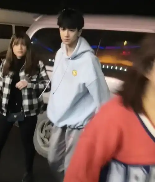 时代峰峻艺人的生图,张艺凡精致,丁程鑫帅气,易烊千玺有气质男生