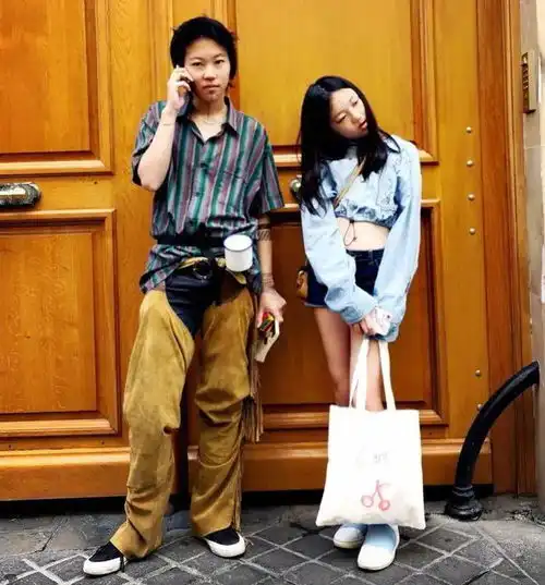 王菲两女天壤之别窦靖童一头短发像男生,李嫣嘴唇修复好变美