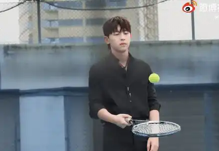 邓伦品牌活动拍摄花絮公开球场上的禁欲高冷男明星