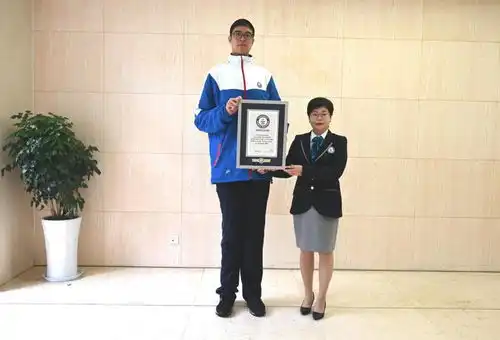 身高2.23米17岁男生参加高考,14岁时曾创最高青少年吉尼斯世界纪录