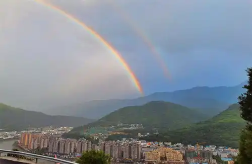 超惊艳四川广元平武现雨后彩虹仿若一道天空之门