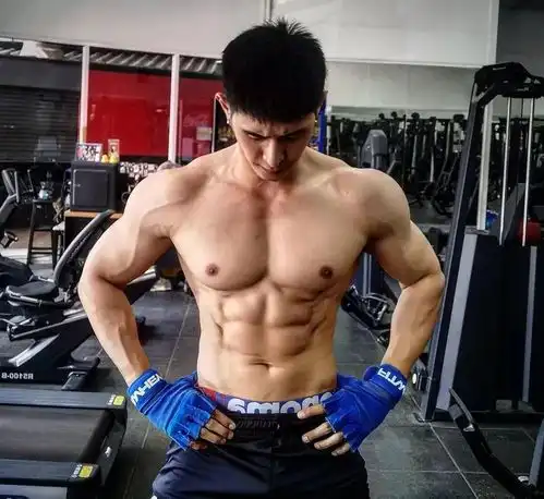 身材高挑的健身男模,颜值爆表,刀刻般的人鱼线和公狗腰好吸睛