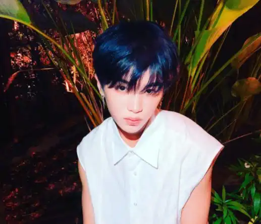 黄明昊变身蓝发少年,晒帅气库存照片,网友快停止散发魅力