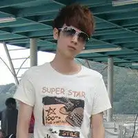 穿t恤的qq男生头像清爽夏日风格