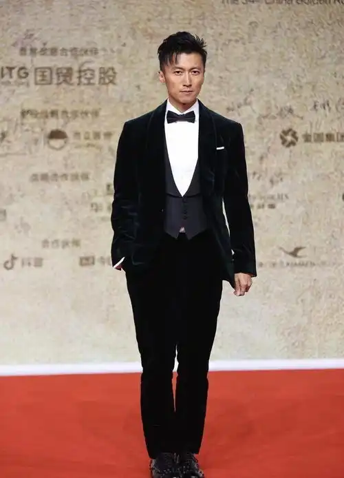 谢霆锋穿西装有星二代的感觉了,公子气十足,脸型棱角分明好耐看