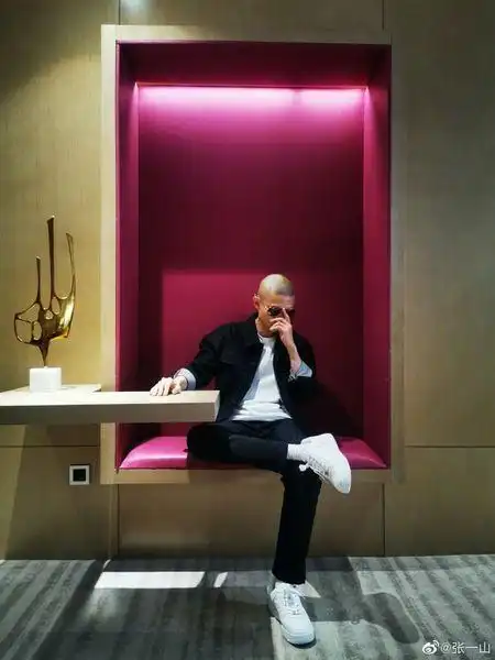 娱乐圈光头造型最帅的男星,他分享光头照坐姿霸气,引人瞩目