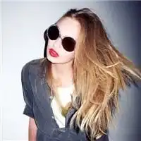 上联红衣红唇红指甲下联是