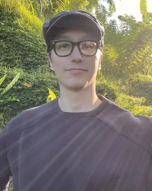 新加坡冻龄男又走红了,快退休的年龄却像20多岁,养生要趁早