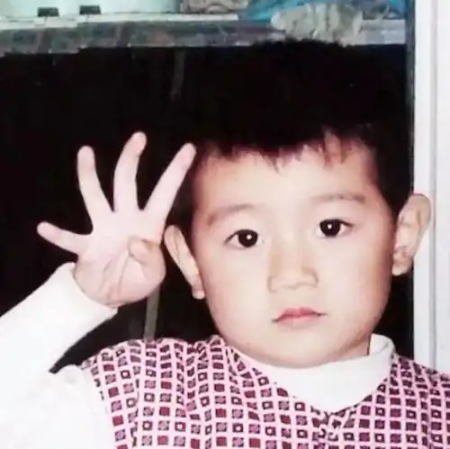 今日爆料当红女星t和男友已经扯证了夜光女星w借势炒作接代言,主持人s向已婚男星y示好