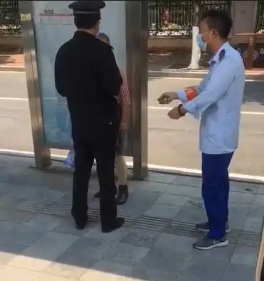 柳州一阿奶坐快1路公交车,不戴口罩还打人必须曝光