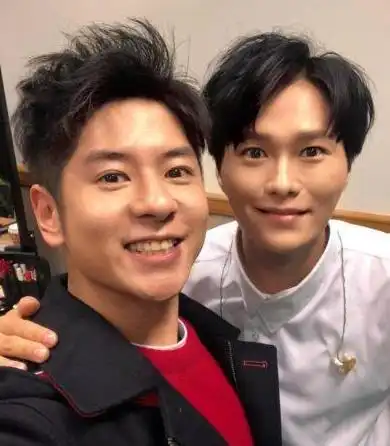 整容成瘾被嘲削骨还父,男女通吃恋上绯闻女王,如今全靠谁红和谁玩