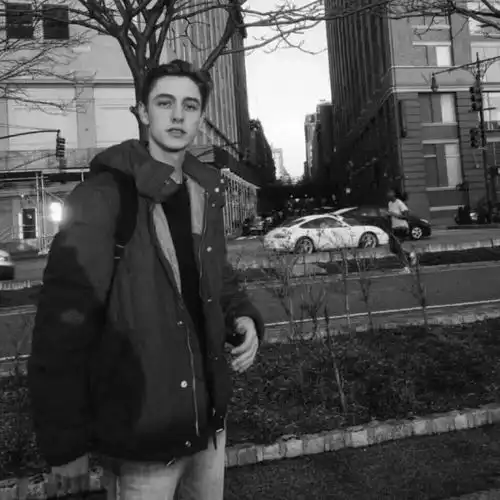 悲伤去到另一个世界,而快乐留在这里蓝天和