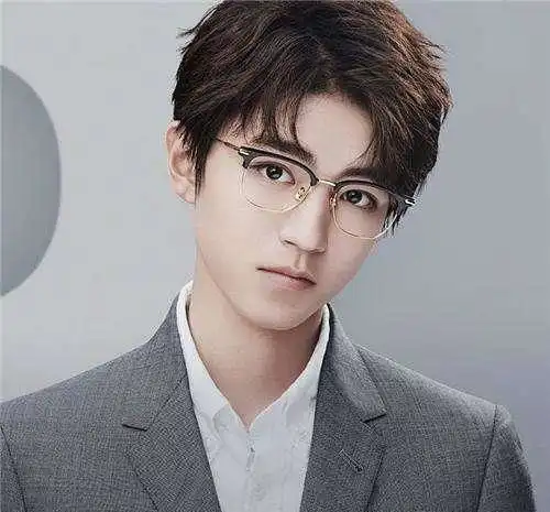 戴眼镜的男星们,李现儒雅朱一龙温柔,易烊千玺帅到窒息