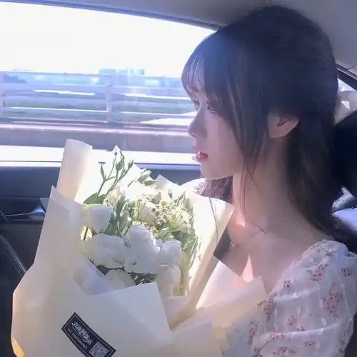 捧花女生头像