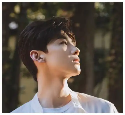 糙汉大叔用兔子妆特效,五官神似白敬亭,猛男秒变糖果超甜