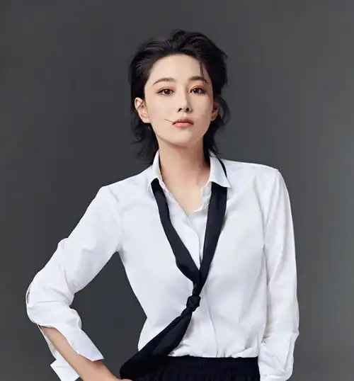 窦靖童最新写真男友力爆棚,网友呼吁王菲庾澄庆可以考虑成为亲家