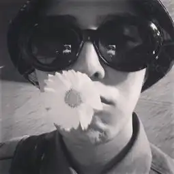 权志龙咬花图片