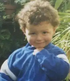 这个卷毛男孩儿是谁