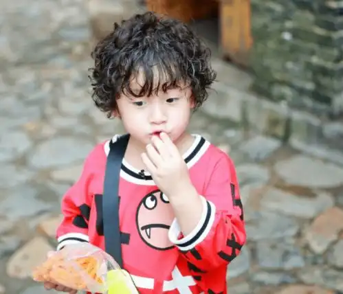 邹市明夫妇拍写真庆祝结婚十周年,冉莹颖身材丰腴,大片画风唯美