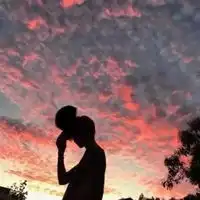 精致男生头像要酷的而且是背影的精致男生头像