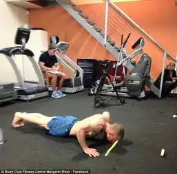 跪一小时连续2220俯卧撑澳男子创世界纪录