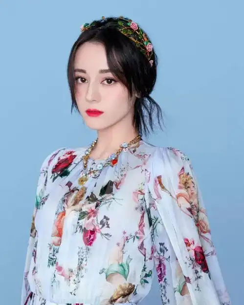 王菲返港见男友谢霆锋杨幂早期广告照片曝光,方形大脸让网友炸开了