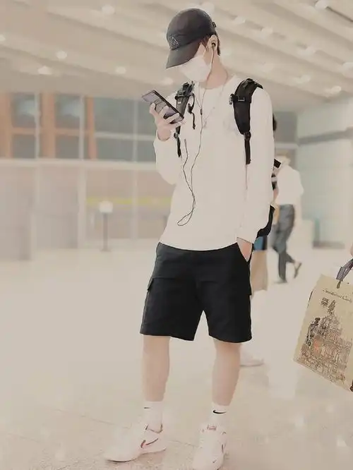 王一博和黄景瑜同穿大裤衩,一个少年气一个男人味,你更爱谁