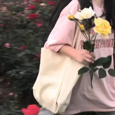 女生微信头像人带花,唯美好看的带鲜花女生头像