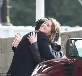 组图星爵留胡茬荷尔蒙爆表和未婚妻相拥甜掉牙