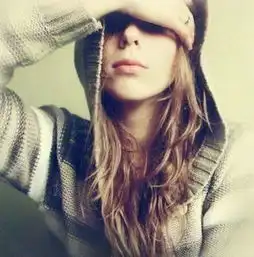 谁有伤感境静女生头像