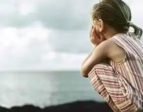 单亲女孩因小事留诀别信我们欠孩子什么