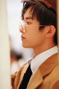 千玺曝禁烟主题花絮图眼神深沉上演眼镜杀